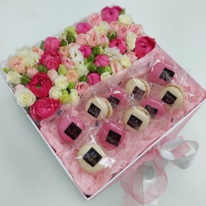 Макаруны с цветами в коробке Композиция из кустовых роз и эустом в коробке "Соблазн"